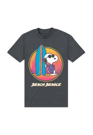 Donkergrijs T-shirt met Snoopy die een zonnebril en een paarse hoodie draagt, staand bij een blauw-roze gestreepte surfplank op zand, tekst "Beach Beagle".