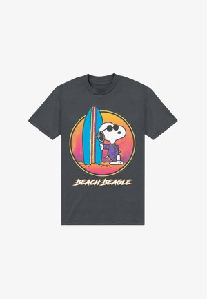 Ciemnoszara koszulka z postacią Snoopy'ego w okularach przeciwsłonecznych i fioletowej bluzie z kapturem, stojącego obok niebiesko-różowej pasiastej deski surfingowej na piasku, tekst „Beach Beagle“.