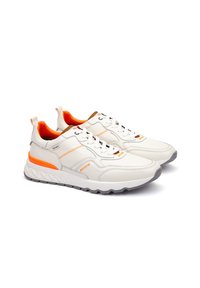 Zapatillas de cuero blancas con acentos naranjas, suelas texturizadas grises y un interior acolchado. Presenta múltiples detalles de costura y cordones.
