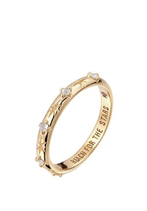 Goldener Ring mit kleinen Sterngravuren und klaren Steinen, innen mit dem Satz "REACH FOR THE STARS." graviert