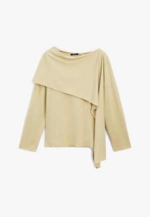 Top beige a maniche lunghe con un design asimmetrico a strati che si drappeggia sulle spalle e scende lungo un lato.