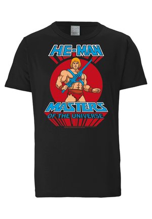 Czarny t-shirt z muskularnym He-Manem trzymającym niebieski miecz, czerwone okrągłe tło i pogrubiony niebieski tekst "HE-MAN MASTERS OF THE UNIVERSE".