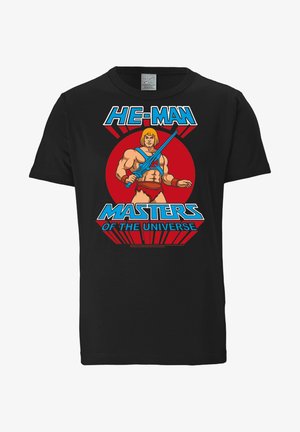 Czarny t-shirt z muskularnym He-Manem trzymającym niebieski miecz, czerwone okrągłe tło i pogrubiony niebieski tekst "HE-MAN MASTERS OF THE UNIVERSE".