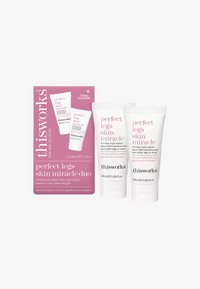 Duo-pakke med to 50 ml rør av "Perfect Legs Skin Miracle" serum, med en rosa eske med hvit tekst og illustrasjoner.