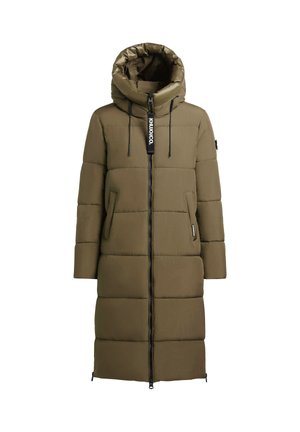 Cappotto imbottito verde oliva, lunghezza al ginocchio, con colletto alto, zip frontale e tasche laterali doppie. Presenta un'etichetta con logo e texture trapuntata.