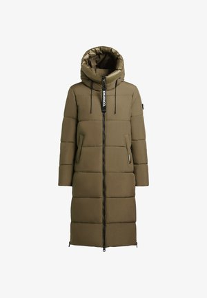 Oliivinvihreä, polvitason puffer-takki, jossa on korkea kaulus, etuvetoketju ja kaksinkertaiset sivutaskut. Ominaisuuksiin kuuluvat logotunnus ja tikkikuvio.