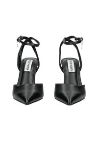 Zapatos de tacón alto de cuero negro con punta afilada, correa al tobillo con hebilla y textura suave. Presentan una suela acolchada y un logo en la plantilla.