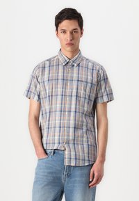 Κοντομάνικο πουκάμισο καρό σε μπλε, πορτοκαλί και λευκό. Διαθέτει κολάρο με κουμπιά, μπροστινή τσέπη και μαλακό, ελαφρύ ύφασμα.