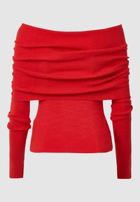 Rotes Off-Shoulder-Pullover mit gerippter Textur, der an der Halslinie gerafftes Material und enganliegende lange Ärmel aufweist.