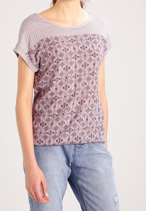 Haut à manches courtes en tissu bordeaux à motifs avec une partie supérieure géométrique gris clair. Coupe décontractée avec un col rond.
