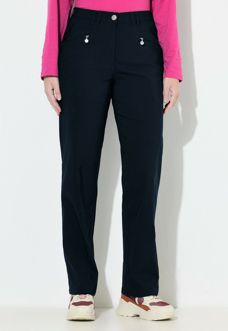 Granatowe spodnie o prostym kroju nogawek, z przednimi kieszeniami zapinanymi na zamek oraz zapięciem na guzik w pasie.