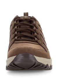 Chaussure de randonnée marron en matériaux suédés et en mesh, à bout rond, avec des coutures renforcées et une semelle en caoutchouc texturée. Dispose d'un système de laçage et d'une languette de tirage.