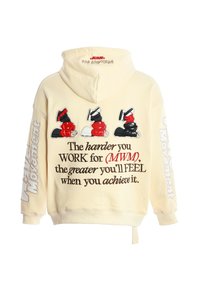 Sudadera color crema con tres parches de guantes de boxeo en rojo y negro y texto motivacional: "Cuanto más DURO TRABAJES por (MWM), mejor te sentirás."