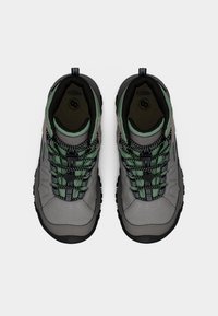 Γκρι και πράσινα παπούτσια πεζοπορίας με υφή επιφάνειας, με συστημα κορδονιών με μοτίβο, μαύρες λαστιχένιες σόλες και επενδυμένους γιακάδες.