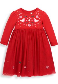 Röd långärmad klänning med en figurnära bodice, broderade blommor och fåglar. Kjolen har lager av tule med blommiga detaljer.
