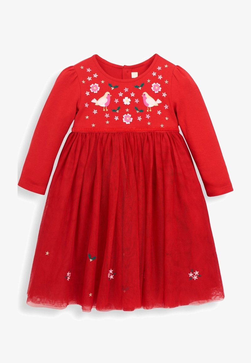 Robe rouge à manches longues avec un corsage ajusté, des fleurs brodées et des oiseaux. La jupe est ornée de tulle superposé avec des accents floraux.