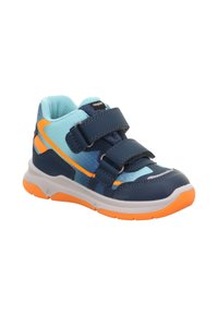 Dětská sportovní obuv v námořnické modré, světle modré a oranžové barvě s dvěma suchými zipy a flexibilní gumovou podrážkou.
