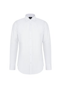 Męska biała koszula z długim rękawem, z kołnierzykiem o spiczastym kształcie, zapinana na guziki z mankietami zapinanymi na guziki, wyeksponowana na białym tle.