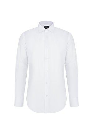 Męska biała koszula z długim rękawem, z kołnierzykiem o spiczastym kształcie, zapinana na guziki z mankietami zapinanymi na guziki, wyeksponowana na białym tle.