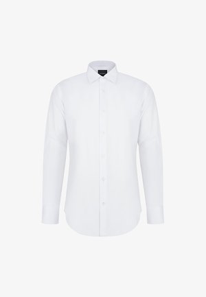 Męska biała koszula z długim rękawem, z kołnierzykiem o spiczastym kształcie, zapinana na guziki z mankietami zapinanymi na guziki, wyeksponowana na białym tle.