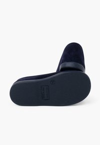 Scarpa slip-on in camoscio blu navy con punta arrotondata e suola in gomma nera texturizzata. Caratterizzata da un tacco basso e dettagli laterali lisci.