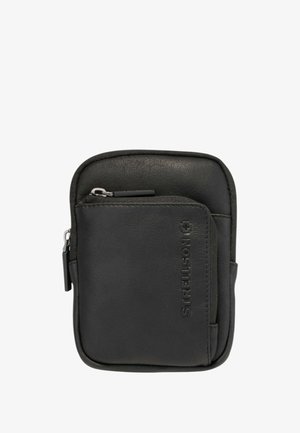 Sort læderpose med en lynlåset hovedrum, frontlomme, præget logo og glat overflade. Kompakt rektangulær design.