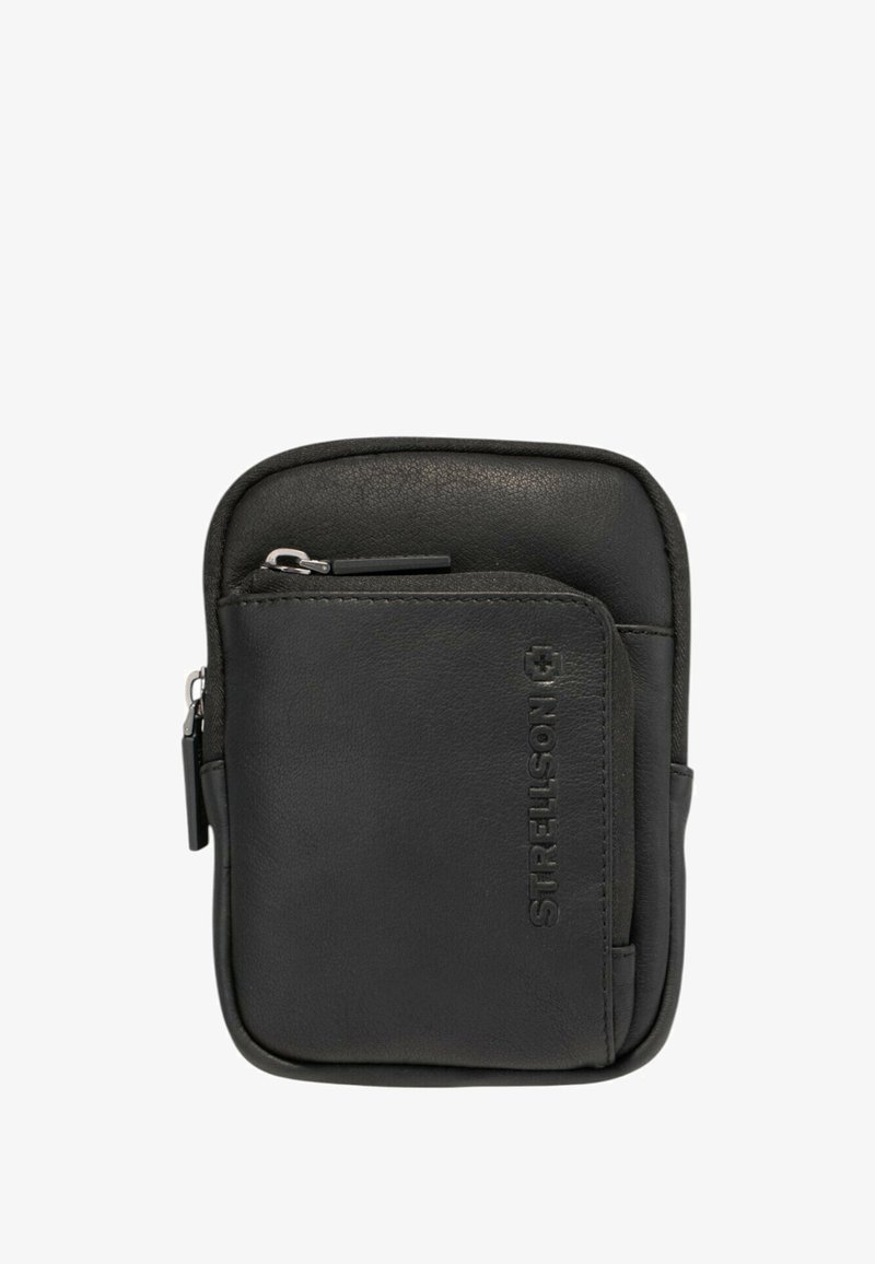 Schwarze Lederhülle mit einem Reißverschluss-Hauptfach, einer Fronttasche, eingraviertem Logo und glatter Textur. Kompaktes rechteckiges Design.