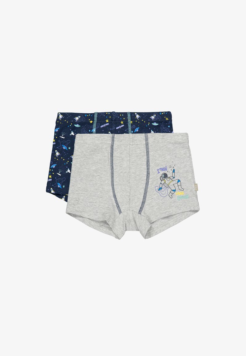 Boxers para niños, uno gris con un astronauta y el texto "Necesito más espacio", y otro azul marino con un patrón de cohetes y estrellas.