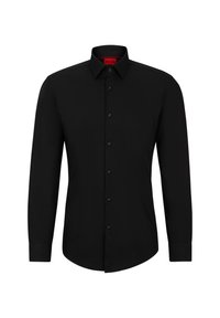 Giacca nera a maniche lunghe con collo a camicia, chiusura frontale con bottoni e texture semplice. Presenta polsini standard e un colletto interno rosso distintivo.