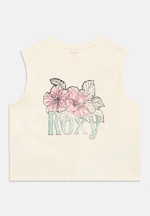 Λευκό αμάνικο crop top με σχέδιο ροζ άνθη ιβίσκου και πράσινα φύλλα πάνω από τη λέξη "Roxy" σε γαλάζια γράμματα.