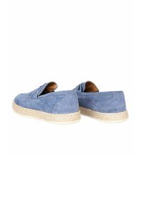 Scarpe blu in suede senza lacci con suola in giuta in stile espadrilla e design semplice e minimalista. Texture morbida e forma curvata.