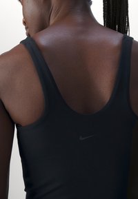 Nike Performance ALATE - Vidutiniškai krūtinę prilaikanti sportinė liemenėlė - black/cool grey