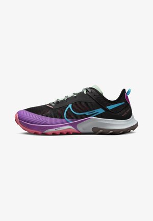 Chaussure de sport noire avec des accents violets et turquoise, texture en maille, semelle épaisse et lacets réfléchissants, conçue pour la course en plein air.