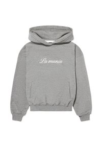 Sivá mikina s kapucňou z jemného materiálu, vybavená klokaním vreckom a rebrovanými manžetami, s vyšitým nápisom "La mania" v bielej farbe na prednej strane.
