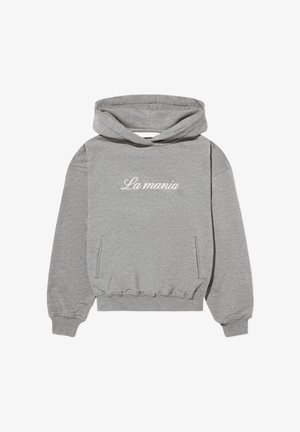 Szürke kapucnis pulóver puha anyagból, kenguruzsebbel és bordázott mandzsettával, elöl fehér "La mania" hímzéssel.