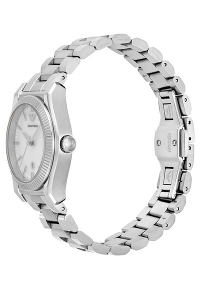 Zilveren roestvrijstalen horloge met een ronde wijzerplaat, gestructureerde bezel en een schakelband. Bevat een witte wijzerplaat en logo-details.