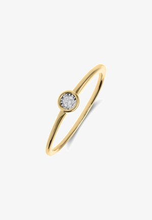 Dunne gouden ring met een enkele kleine ronde diamant in een kastzetting tegen een witte achtergrond.