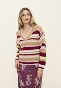 Strickpullover mit V-Ausschnitt, der horizontale Streifen in Rottönen, Rosa, Beige und Gelb aufweist. Weiche Textur mit lockerer Passform.