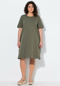 Ulla Popken A-LIJN RONDE HALS KORTE MOUWEN ZAKKEN - Žerzejové šaty - olive grey