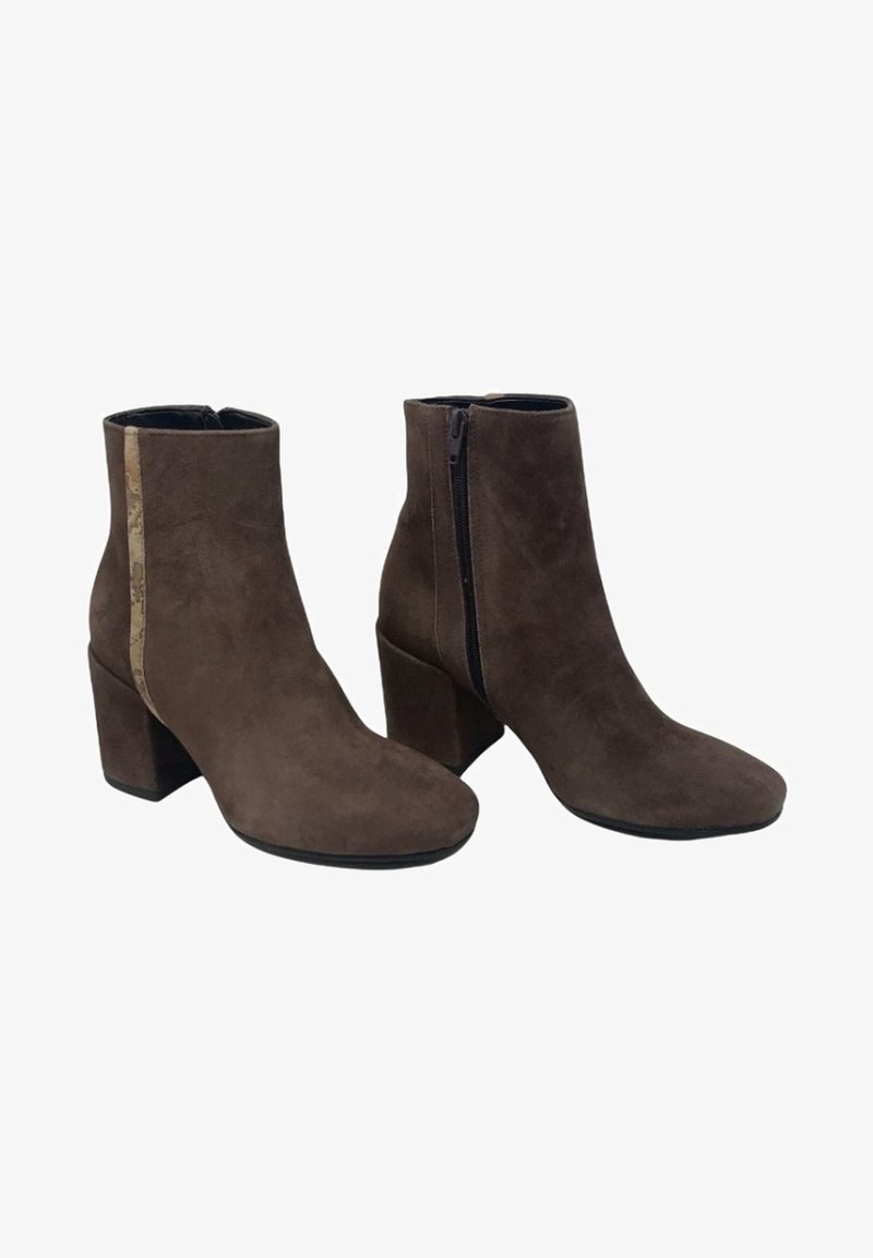 Stivali alla caviglia in suede marrone con punta quadrata, zip laterale e una striscia di accento decorata sul tallone. Tacco a blocco spesso per stabilità.