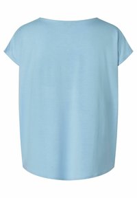 Světle modrá blůza s krátkým rukávem a kulatým výstřihem, vyrobená z měkké tkaniny. Design má uvolněný střih a rovný lem.