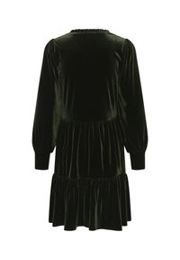 Dunkelgrünes Samtkleid mit langen Puffärmeln, einem rüschengesäumten Saum und einer gerafften Taille, das über einen runden Halsausschnitt mit subtilen Falten verfügt.