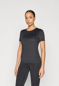 Μαύρο αθλητικό μπλουζάκι με κοντά μανίκια, με λεία υφή και διακριτικό λογότυπο στο μπροστινό μέρος. Στενή εφαρμογή.