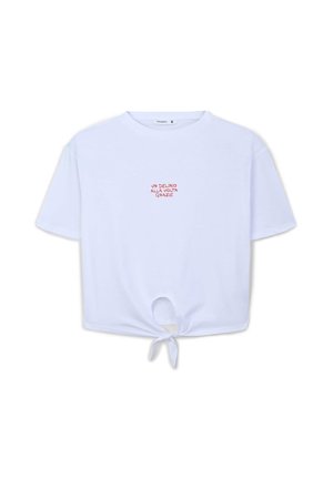 Maglietta corta bianca in cotone con maniche corte, caratterizzata da un dettaglio annodato sul fondo e testo rosso sulla parte anteriore che recita "UN DELIRIO ALLA VOLTA GRAZIE."