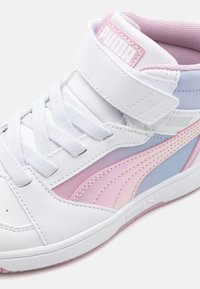 Hvide højtop sneakers med pastelfarvede pink og blå accenter, struktureret overdel, stoftunge og Velcro-rem. Har logo på hælen og siden.