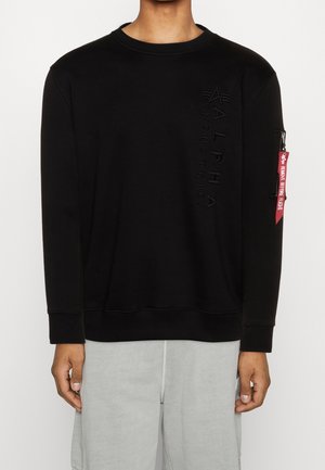 Sweatshirt noir en mélange de coton, avec un logo en relief sur le devant, des poignets côtelés et une poche zippée avec une étiquette rouge.