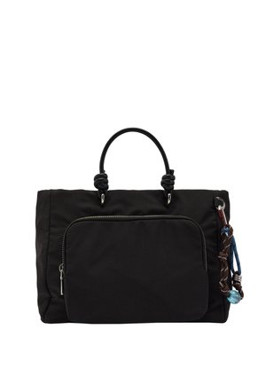 Czarna torba typu tote z przednią kieszenią na zamek, uchwytami zawiązanymi w węzeł oraz przymocowanym ozdobnym niebiesko-brązowym breloczkiem z koralikami.