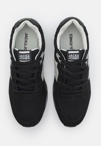 Juodos sportinės avalynės su tinklelio ir zomšinėmis medžiagomis. Su balta ir pilka juostele šone, raišteliais ir "JACK & JONES" ženklais ant liežuvio.