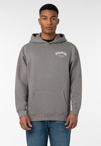 Grauer Kapuzenpullover aus weichem Material, mit einer Fronttasche und einem bedruckten Logo auf der Brust. Verstellbare Kordelzugkapuze.