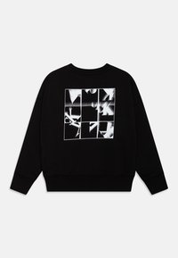Felpa nera con una grafica squadrata testurizzata sul retro che presenta un design astratto bianco. Maniche e orlo a coste per una vestibilità confortevole.